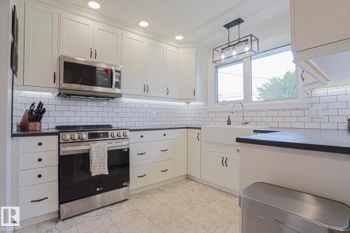 4640 102A Avenue Nw, Edmonton, AB - Indoor Photo Showing Kitchen With Upgraded Kitchen