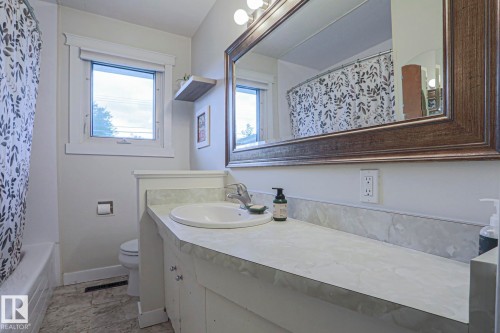 4640 102A Avenue Nw, Edmonton, AB - Indoor Photo Showing Bathroom