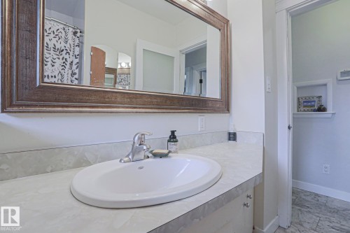 4640 102A Avenue Nw, Edmonton, AB - Indoor Photo Showing Bathroom