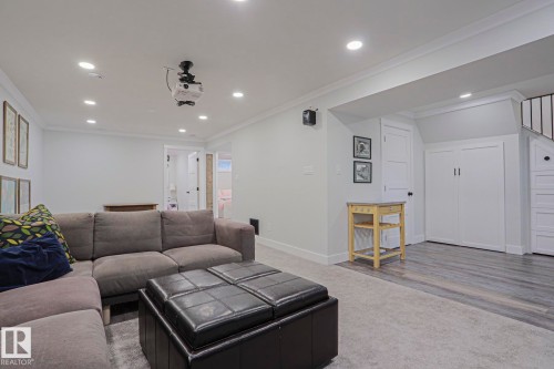 4640 102A Avenue Nw, Edmonton, AB - Indoor Photo Showing Living Room