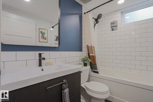 4640 102A Avenue Nw, Edmonton, AB - Indoor Photo Showing Bathroom