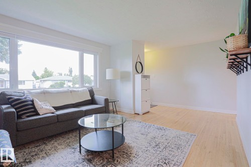 4640 102A Avenue Nw, Edmonton, AB - Indoor Photo Showing Living Room