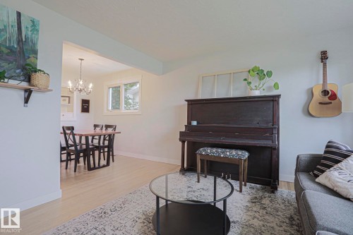 4640 102A Avenue Nw, Edmonton, AB - Indoor Photo Showing Living Room