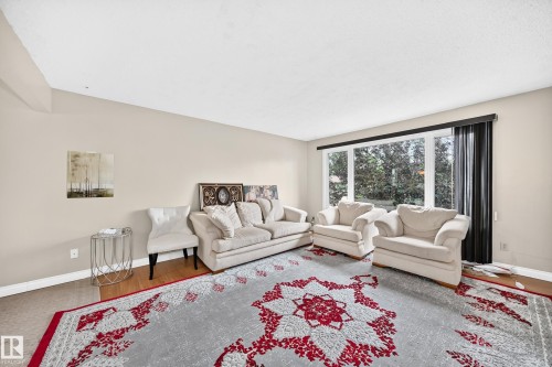 31 Hughes Road Nw, Edmonton, AB - Indoor Photo Showing Living Room