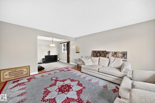 31 Hughes Road Nw, Edmonton, AB - Indoor Photo Showing Living Room