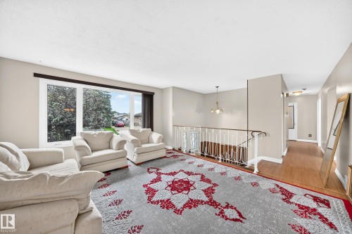 31 Hughes Road Nw, Edmonton, AB - Indoor Photo Showing Living Room