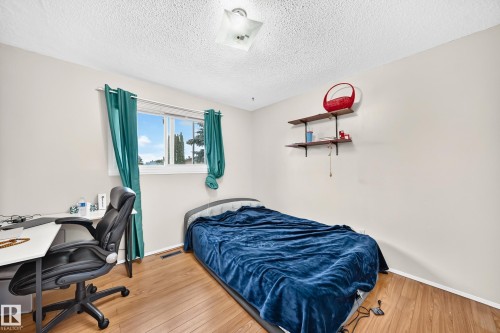 31 Hughes Road Nw, Edmonton, AB - Indoor Photo Showing Bedroom