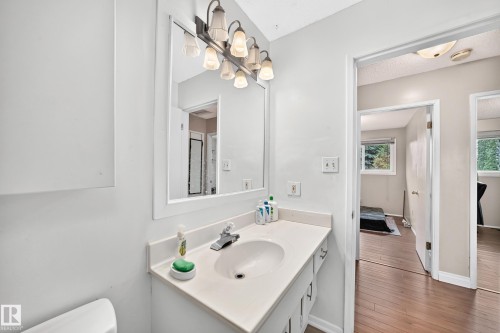 31 Hughes Road Nw, Edmonton, AB - Indoor Photo Showing Bathroom