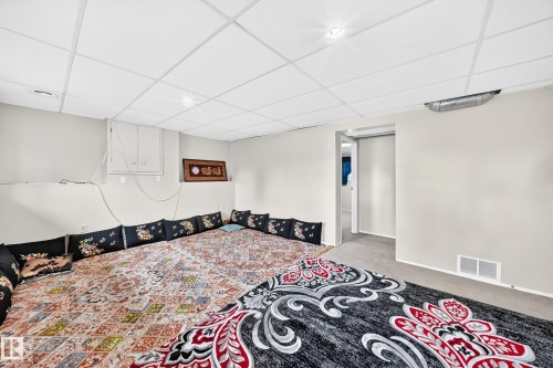 31 Hughes Road Nw, Edmonton, AB - Indoor Photo Showing Bedroom