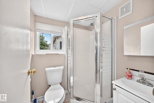 31 Hughes Road Nw, Edmonton, AB - Indoor Photo Showing Bathroom