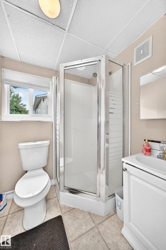 31 Hughes Road Nw, Edmonton, AB - Indoor Photo Showing Bathroom