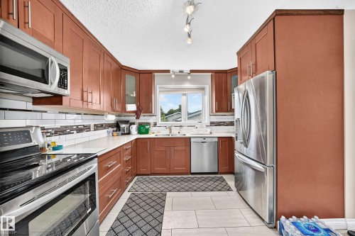 31 Hughes Road Nw, Edmonton, AB - Indoor Photo Showing Kitchen