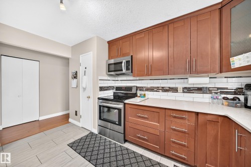 31 Hughes Road Nw, Edmonton, AB - Indoor Photo Showing Kitchen
