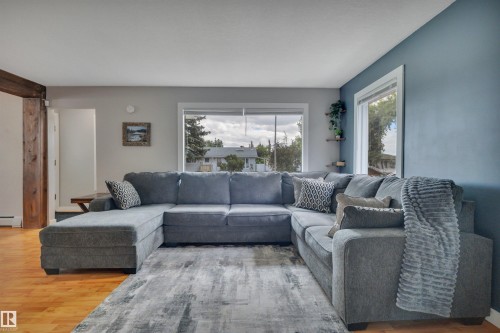 5116 47 Avenue, Leduc, AB - Indoor Photo Showing Living Room