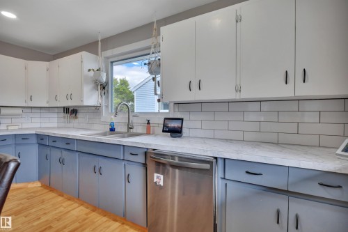 5116 47 Avenue, Leduc, AB - Indoor Photo Showing Kitchen