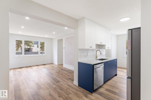 224 Callingwood Two Two Nw, Edmonton, AB - Indoor Photo Showing Kitchen With Upgraded Kitchen