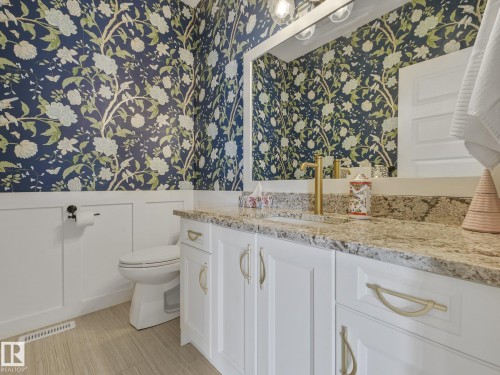 Updated bath on main floor - 30 Shorewood Crescent, Leduc, AB - Indoor Photo Showing Bathroom
