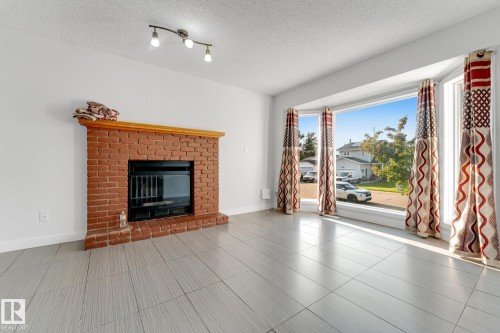 4511 25 Avenue Nw, Edmonton, AB - Indoor Photo Showing Living Room With Fireplace