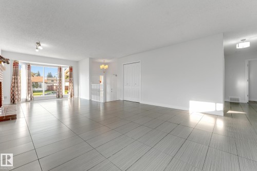 4511 25 Avenue Nw, Edmonton, AB - Indoor