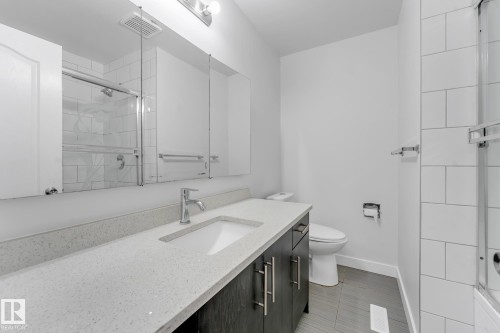 4511 25 Avenue Nw, Edmonton, AB - Indoor Photo Showing Bathroom