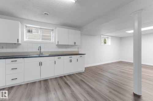 4511 25 Avenue Nw, Edmonton, AB - Indoor Photo Showing Kitchen