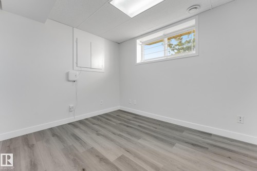 4511 25 Avenue Nw, Edmonton, AB - Indoor Photo Showing Other Room