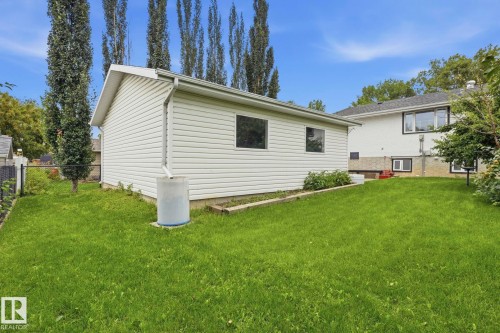 Expansive green lawn with mature trees and a detached structure featuring white siding - 7 Graham Avenue, St. Albert, AB - Outdoor