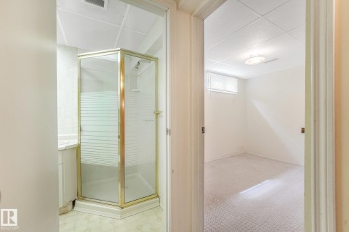 11415 149 Avenue Nw, Edmonton, AB - Indoor Photo Showing Bathroom