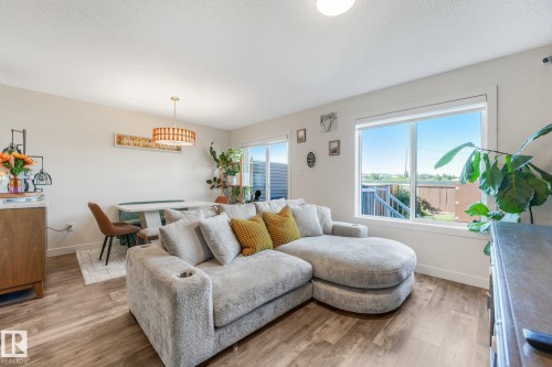 30 Ebbers Close Nw, Edmonton, AB - Indoor Photo Showing Living Room
