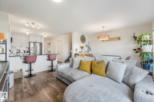30 Ebbers Close Nw, Edmonton, AB - Indoor Photo Showing Living Room