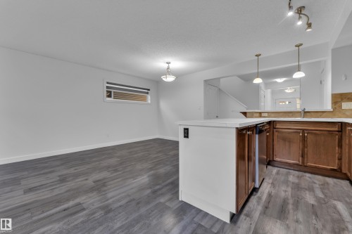 73 Hartwick Loop, Spruce Grove, AB - Indoor Photo Showing Kitchen