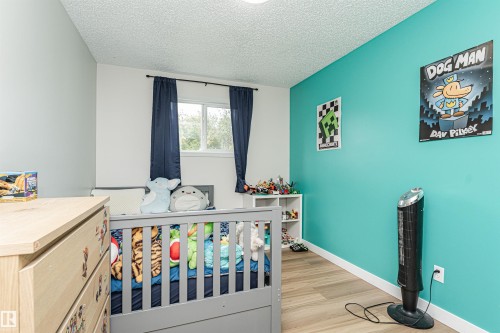 Wood-finish flooring, white baseboards, and a window with natural light - 4521 29 Avenue Nw, Edmonton, AB - Indoor