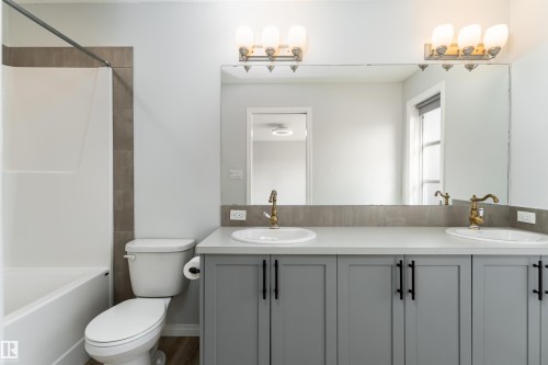 6484 King Wynd Sw, Edmonton, AB - Indoor Photo Showing Bathroom