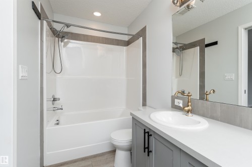 6484 King Wynd Sw, Edmonton, AB - Indoor Photo Showing Bathroom