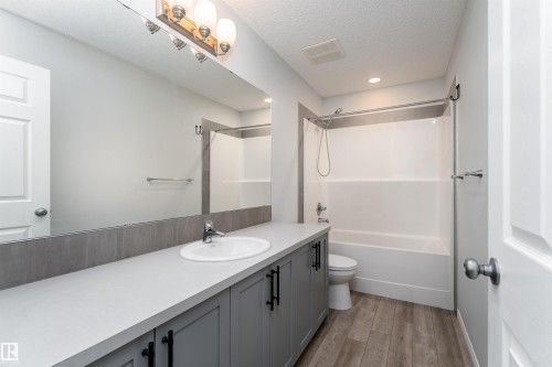 6484 King Wynd Sw, Edmonton, AB - Indoor Photo Showing Bathroom