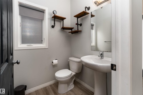6484 King Wynd Sw, Edmonton, AB - Indoor Photo Showing Bathroom