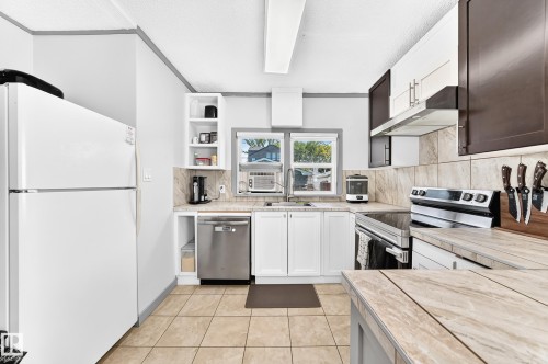 12253 94 Street Nw, Edmonton, AB - Indoor Photo Showing Kitchen