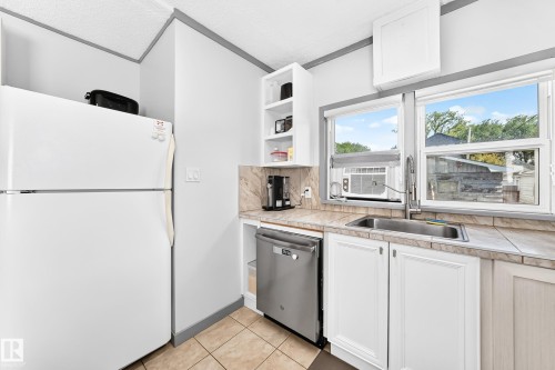 12253 94 Street Nw, Edmonton, AB - Indoor Photo Showing Kitchen