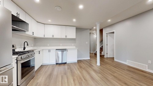 223 Hawks Ridge Boulevard Nw, Edmonton, AB - Indoor Photo Showing Kitchen