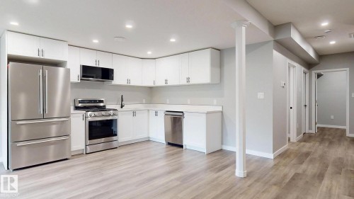 223 Hawks Ridge Boulevard Nw, Edmonton, AB - Indoor Photo Showing Kitchen