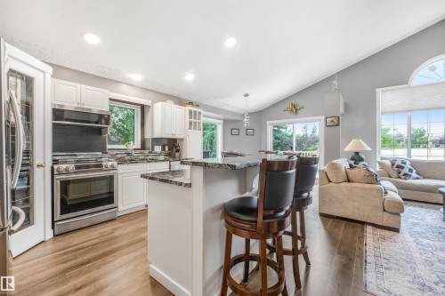 2 Kirkwood Drive, St. Albert, AB - Indoor Photo Showing Kitchen With Upgraded Kitchen