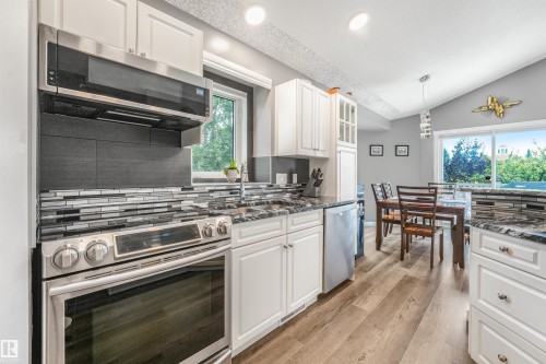 2 Kirkwood Drive, St. Albert, AB - Indoor Photo Showing Kitchen With Upgraded Kitchen