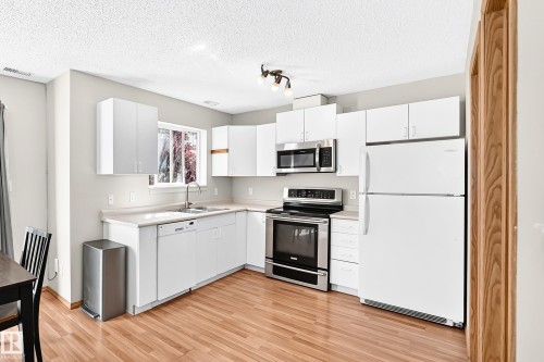 #158 180 Bridgeport Bv, Leduc, AB - Indoor Photo Showing Kitchen