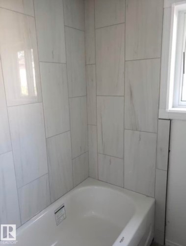 11404 127 Avenue Nw, Edmonton, AB - Indoor Photo Showing Bathroom