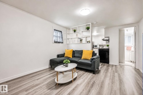 11404 127 Avenue Nw, Edmonton, AB - Indoor Photo Showing Living Room