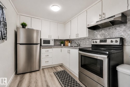 11404 127 Avenue Nw, Edmonton, AB - Indoor Photo Showing Kitchen