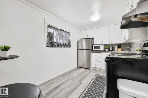 11404 127 Avenue Nw, Edmonton, AB - Indoor Photo Showing Kitchen