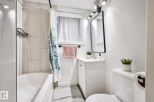 11404 127 Avenue Nw, Edmonton, AB - Indoor Photo Showing Bathroom