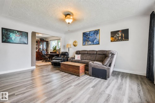 11404 127 Avenue Nw, Edmonton, AB - Indoor Photo Showing Living Room