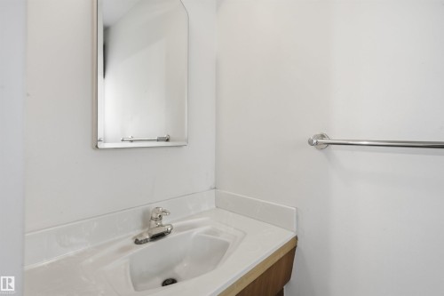11548 41 Avenue Nw, Edmonton, AB - Indoor Photo Showing Bathroom
